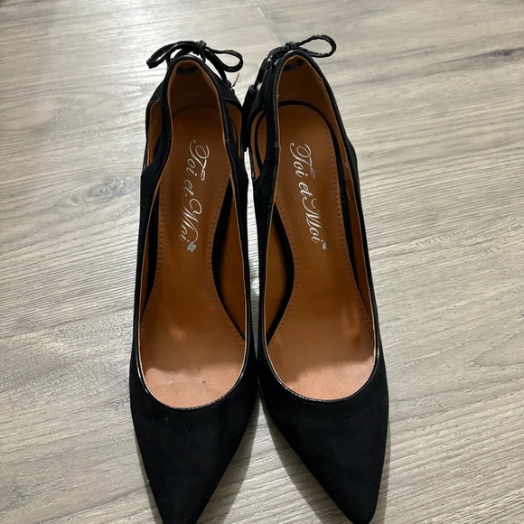 Toi Et Moi Pointed Toe Teardrop Cutout Back Black Tassel Pump - Picture 2 of 13